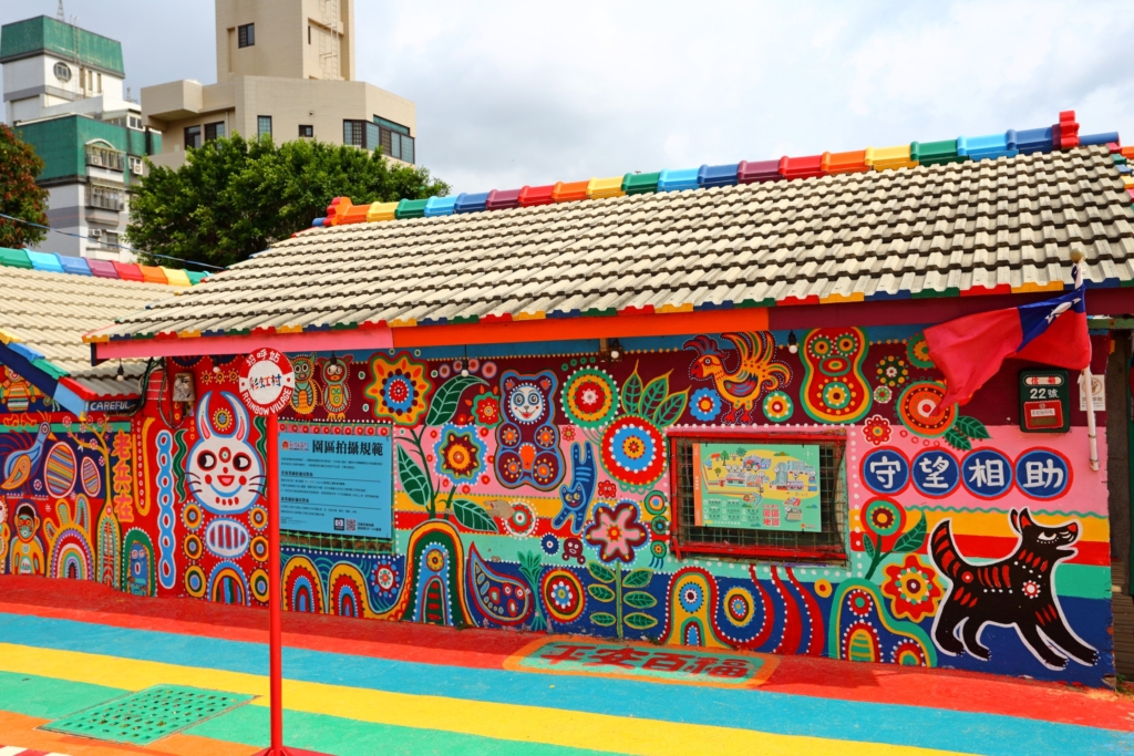 眷村內所有房屋、牆壁、地面都繪上各種色彩繽紛的圖案，充滿童趣和想像力。圖/123RF圖庫