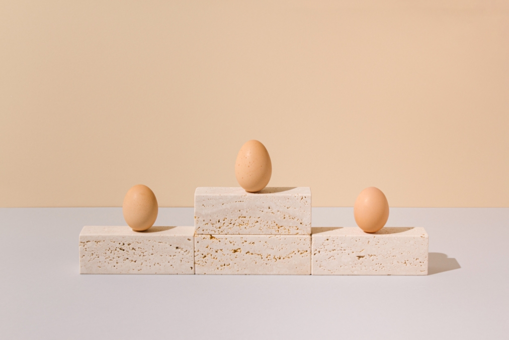 幫雞蛋製造立足點，把雞蛋放在表面不平整的磚石上，也是一個立蛋的方法。圖/123RF圖庫