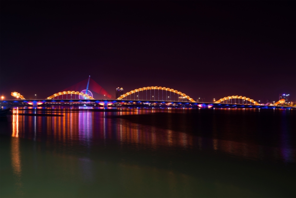 蜆港也有許多現代化建設，當地的漢江龍大橋晚上看起來特別漂亮。圖/123RF圖庫