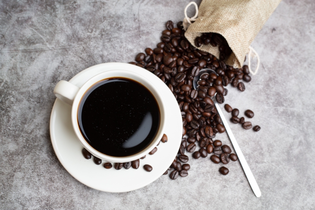 無論是咖啡豆或是濾掛咖啡，最好存放在乾燥、陰涼、避光，而且避免高溫的環境。圖/123RF圖庫