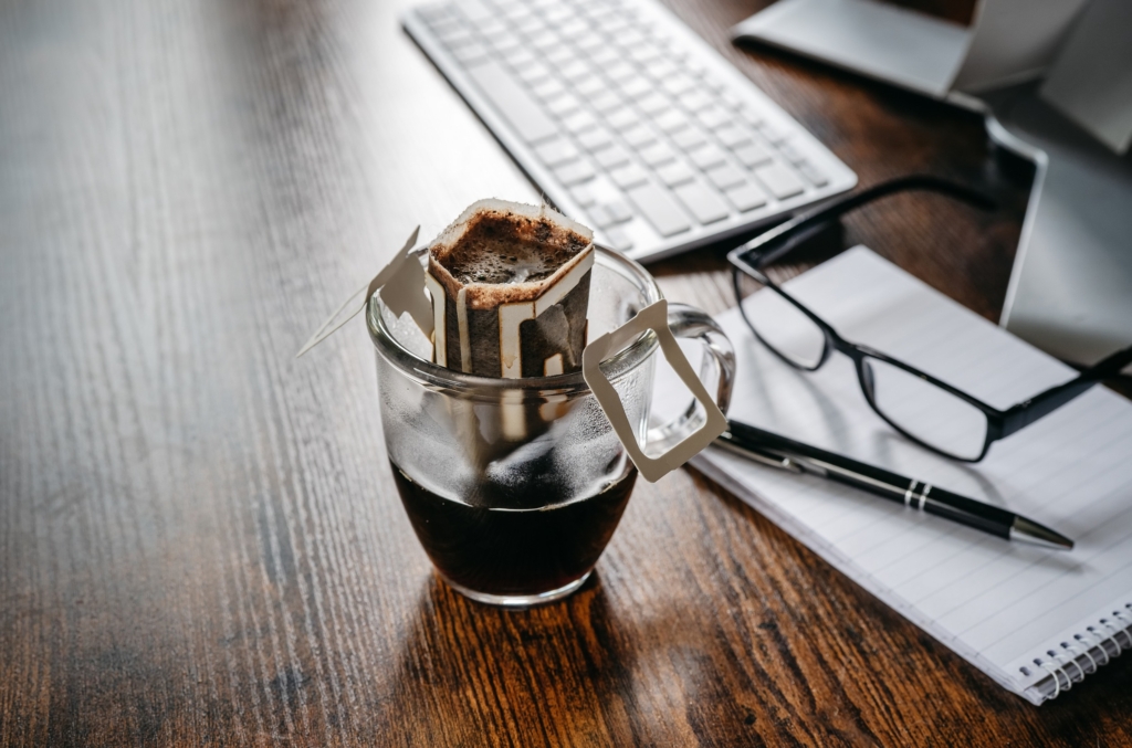 沖泡濾掛咖啡的方法很簡單，但是也有一些小技巧，能夠讓咖啡更好喝。圖/123RF圖庫